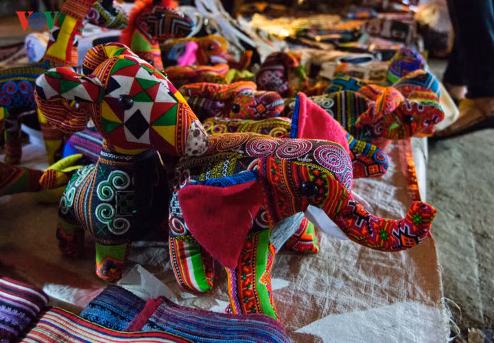 Phần lớn đồ lưu niệm ở đây được lấy từ các làng nghề và một số hợp tác xã sản xuất thổ cẩm của bà con trong vùng.