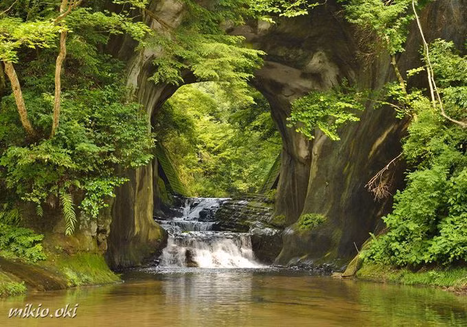 Nằm giữa vịnh Tokyo và Thái Bình Dương, bán đảo Boso thuộc tỉnh ChiBa có rất nhiều thắng cảnh độc đáo tập trung ở bở biển xinh đẹp này. Ẩn bên trong là những dãy đồi, núi được che giấu bởi những thắng cảnh vô cùng tuyệt đẹp mà ít người biết đến. Trong những năm gần đây, sự xuất hiện của những bức ảnh khe suối bên trong bán đảo đã thu hút rất nhiều người dân đến đây thăm quan và khám phá.