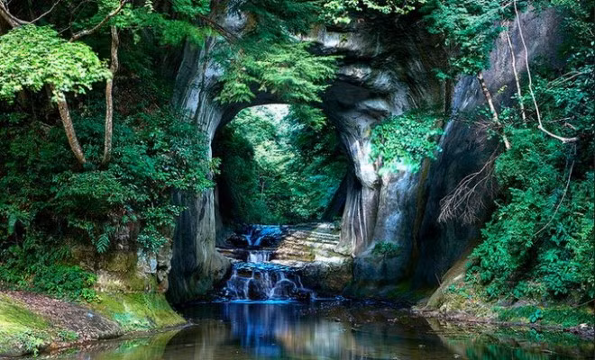 Để có thể ngắm nhìn khe suối ở góc độ đẹp nhất du khách có thể tìm cho mình một vị trí như hai bên sườn là những bãi đá nhấp nhô, các tảng đá ở đây có hình dạng khá giống những chiếc mai rùa thế nên khe suối này còn có tên là hang động của những chú rùa.