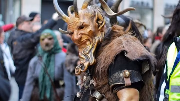 Krampusnacht – Austria. Lễ hội này được tổ chức ở nhiều nước châu Âu. Theo truyền thuyết, Krampus là một con quỷ nửa dê nửa người, mang bộ sừng sắc nhọn và râu dài. Hắn đeo trên mình chuỗi chuông, cùng bó gậy bạch dương để đánh đòn những đứa trẻ hư. Trong dịp lễ đặc biệt này, người dân Áo sẽ mang những mặt nạ được làm bằng gỗ mô phỏng khuôn mặt của Krampus và một bộ quần áo bằng da cừu hoặc dê.