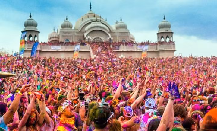 Lễ hội Holi - Cuộc chiến sắc màu tại Ấn Độ. Đây là lễ hội mùa xuân nổi tiếng của người Hindu và cũng là một trong những lễ hội quan trọng nhất của người Ấn Độ. Holi là dịp để mọi người tổ chức ăn mừng mùa xuân, đánh dấu sự kết thúc của mùa đông, sự chiến thắng của cái thiện trước cái ác. Điểm đặc biệt là những người tham gia lễ hội sẽ ném bột màu pha với nước vào bạn bè, gia đình và thậm chí là cả người lạ.