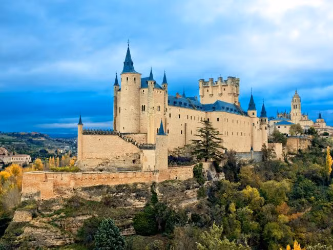 Lâu đài Alcazar, Segovia, Tây Ban Nha: Đây là lâu đài nổi tiếng nhất Tây Ban Nha và từng là nơi ở của hoàng gia. Alcazar cũng là một trong những nguồn cảm hứng cho lâu đài trong phim hoạt hình Cinderella của Disney. Leo lên 152 bậc thang bên trong tháp Juan II du khách sẽ nhìn ra toàn cảnh Segovia và khu Old Town đã được công nhận là Di sản thế giới. Ảnh: IStock.