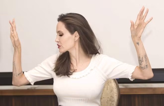 Sau tat ca, Angelina Jolie se tro lai man bac