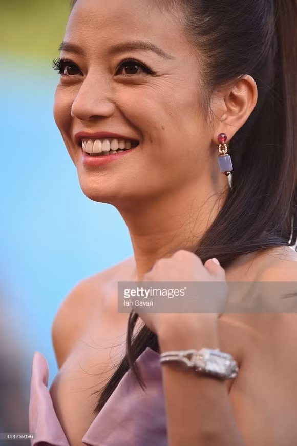 Trước đó xuất hiện tại sự kiện, Triệu Vy lộ vết nhăn quanh mắt, làn da sần sùi...