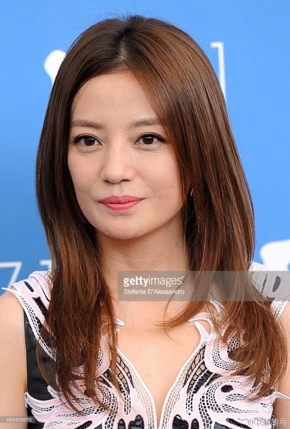 Nhan sắc của cô đã thấy dấu hiệu của tuổi già, khác hẳn với bức hình đã qua photoshop như gái đôi mươi.