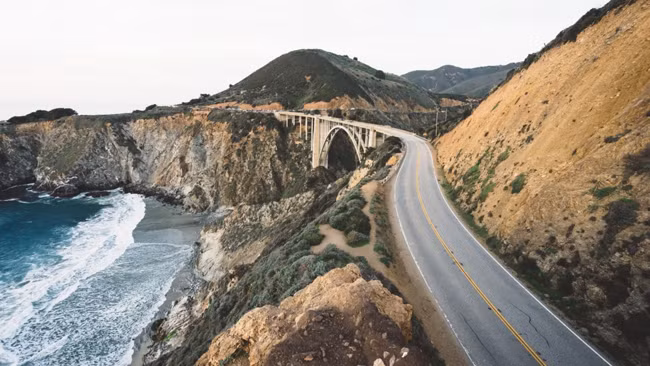 Cầu Bixby Creek (Big Sur, Mỹ): Cây cầu với thiết kế bình thường này chạy dọc bờ biển dẫn đến California, với cảnh quan tự nhiên đáng kinh ngạc, nó xứng đáng là một trong những biểu tượng tuyệt đẹp với du khách.