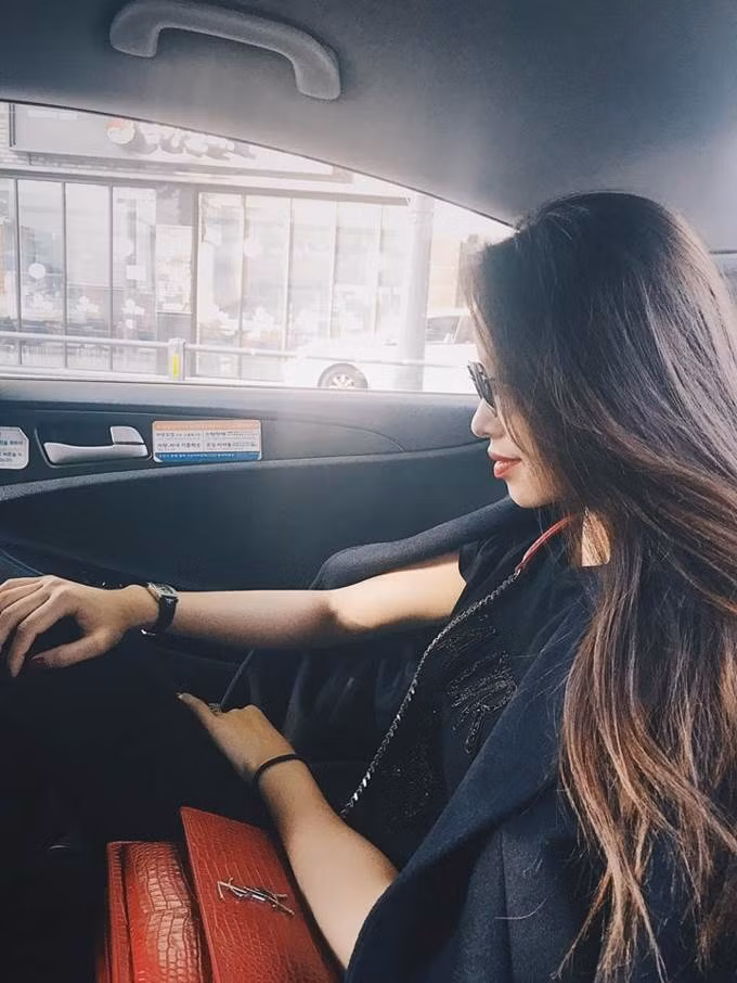 Ngoài trang phục thì điều khiến nhiều người đặc biệt chú ý chính là chiếc nhẫn được cho là đính kim cương cỡ lớn mà Phạm Hương đeo ở ngón áp út. Nhìn chiếc nhẫn này, nhiều người đoán nó có giá không hề rẻ.