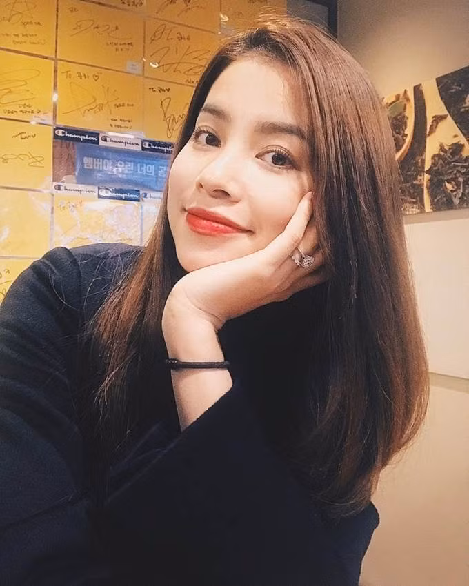 Trong bức hình selfie, Hoa hậu Hoàn Vũ 2015 cũng cố tình khoe chiếc nhẫn kim cương khủng này.