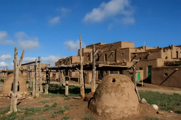 6. Âm thanh kì lạ ở Taos Nhiều công dân ở Taos (New Mexico, Mỹ) khẳng định rằng, họ đã cùng nghe thấy những tiếng ồn không rõ nguồn gốc ở tần số thấp trong nhiều năm trời. Nó giống với âm thanh như khi những chiếc xe tải hạng nặng chạy trên con đường lớn. Nhưng điều đáng sợ ở đây là quanh khu vực này không hề có con đường lớn nào cả.