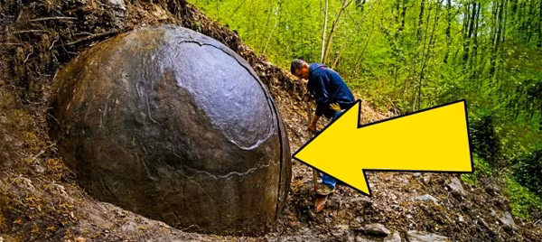 2. Quả cầu đá khổng lồ ở Bosnia Một số người cho rằng, tổ tiên cổ xưa của chúng ta tạo ra những quả cầu đá này để thể hiện vị trí tương đối của các thiên thể trên bầu trời hay là minh chứng cho sự thống trị của loài người. Trên thực tế, các quả cầu đá được tìm thấy ở rất nhiều nơi trên thế giới với số lượng lớn và hiện nay, nguồn gốc của loại đá vẫn là một bí ẩn lớn đối với loài người.