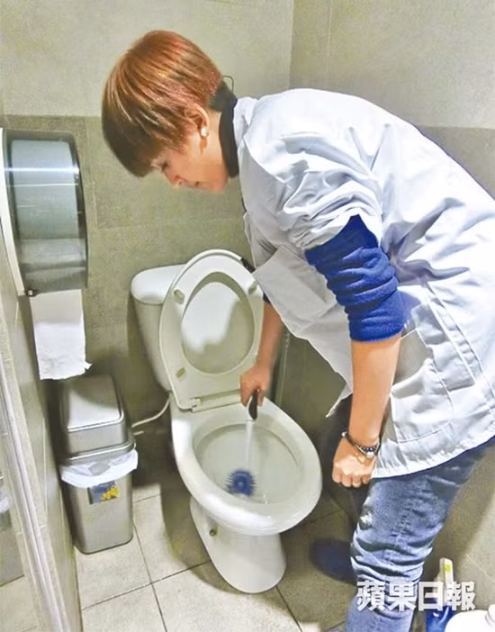 Kinh tế khó khăn khiến Đường Ninh buộc phải xin đi làm nhân viên dọn dẹp vệ sinh. Mỗi khi không đóng phim, nhiều người lại bắt gặp cô tất bật làm những công việc chân tay nặng nhọc. Gần đây trong một cuộc phỏng vấn, Đường Ninh cho biết cô chưa từng hối hận về quyết định lập gia đình khi ở đỉnh cao sự nghiệp và cũng không thấy xấu hổ về công việc hiện tại của mình. Người đẹp cũng tuyên bố, mình sẽ không bao giờ cho 2 con gia nhập làng giải trí vì nhận thấy môi trường đó quá khắc nghiệt.