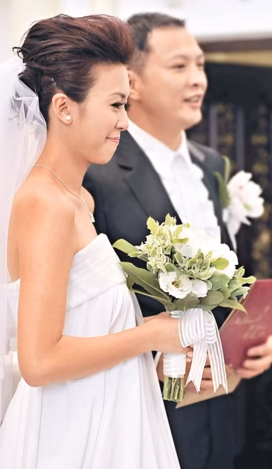 Năm 2009, cô chính thức rời khỏi TVB và chuyển hướng sang tấn công thị trường Trung Quốc. Một năm sau đó, cô kết hôn với đạo diễn Đặng Vỹ Kiệt hơn mình 13 tuổi. Hai người quen nhau trong khi hợp tác đóng vở kịch Bộc cốc sát nhân cuồng năm 2007. Lễ cưới của Đường Ninh diễn ra giản dị và ấm cúng. Khoảng 30 khách mời là người thân và bạn bè tới tham dự. Nữ diễn viên Hong Kong không mời các ngôi sao trong làng giải trí.