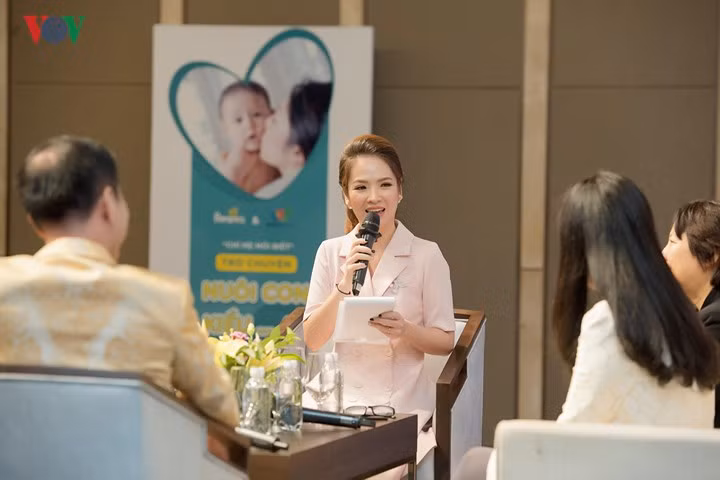 Với lối ăn nói duyên dáng, vẻ ngoài nhẹ nhàng nhưng đầy quyến rũ khiến cho cô gái 34 tuổi luôn tự tin hoàn thành xuất sắc vai trò người dẫn chương trình mà cô đảm nhận.