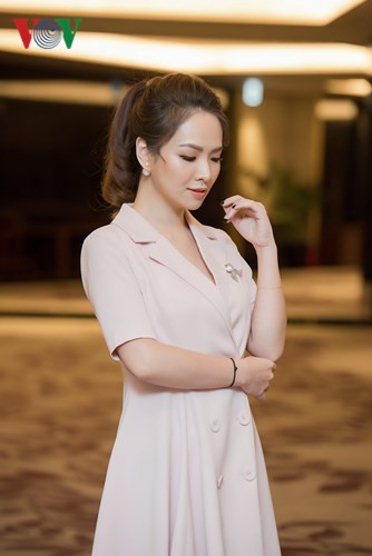 Bên cạnh đó, gu thời trang của cô cũng hết sức tinh tế, nhẹ nhàng.