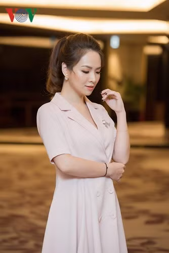 Bên cạnh đó, gu thời trang của cô cũng hết sức tinh tế, nhẹ nhàng.