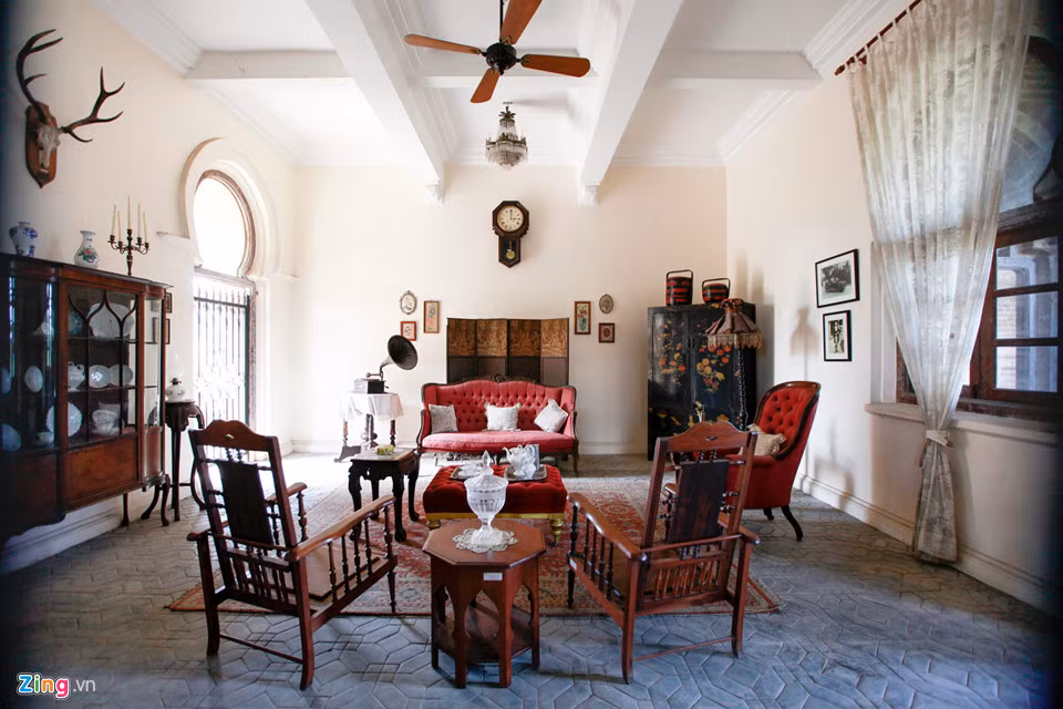 Kellie's Castle có một phòng khách đã hoàn thành với đầy đủ các trang thiết bị. Toàn bộ các cửa ra vào đều khoá kín, du khách chỉ có thể nhìn vào trong qua những khung cửa sắt.