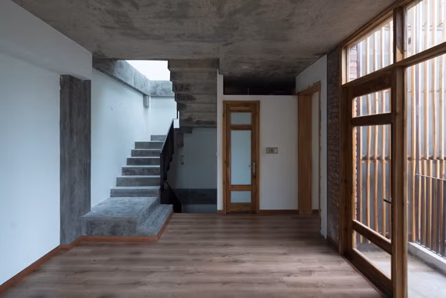 Đồ gia dụng được làm từ gỗ và gạch rất thô mộc. Sàn nhà lát gỗ, trần nhà và tường giữ nguyên lớp gạch thô hoặc chỉ phủ thêm xi măng màu ghi xám, đề cao sự tối giản, truyền thống.