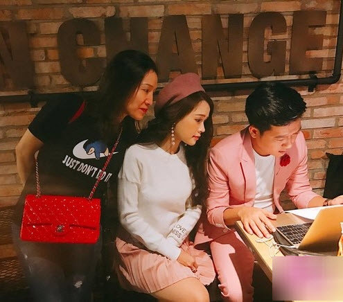 Sam và Trường Giang đang diễn xuất trong phim Siêu sao siêu ngố. Đây là bộ phim hài – tình cảm có nội dung xoay quanh nhân vật chính là ngôi sao điện ảnh Thế Sơn (Trường Giang) và Trúc (Sam) – cô họa sỹ nghèo nhưng mang trong mình hoài bão lớn lao.