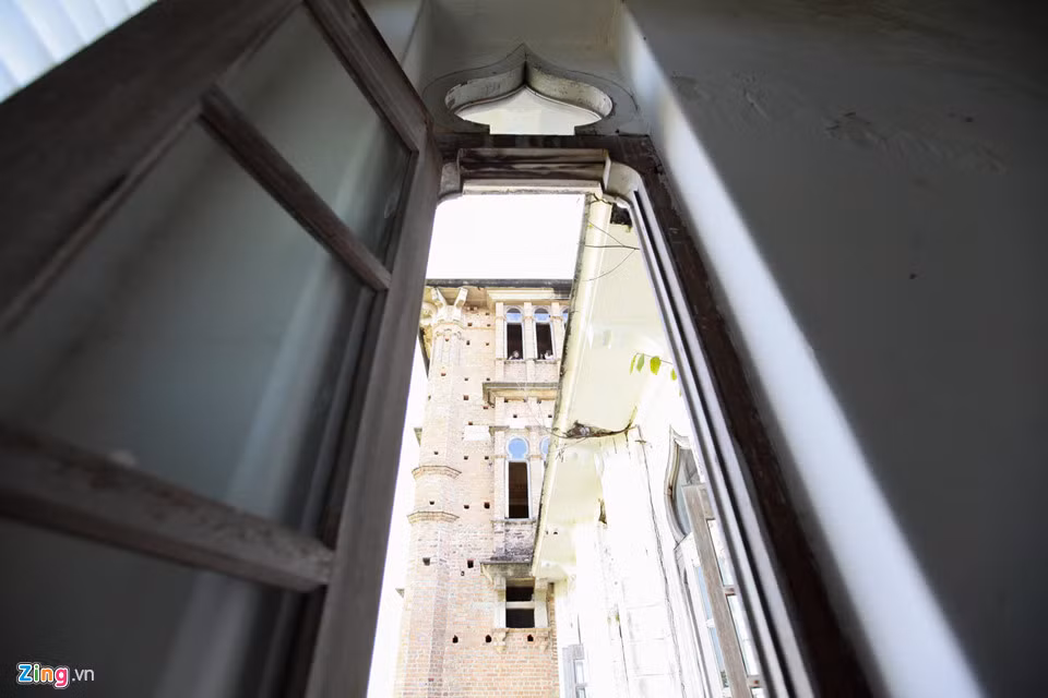 Điểm đặc biệt của lâu đài là rất nhiều cửa sổ. Đứng trong lâu đài, du khách có thể nghe thấy những tiếng gió thổi, tiếng ồn bên ngoài lùa vào tạo thành những âm thanh rất ma quái.