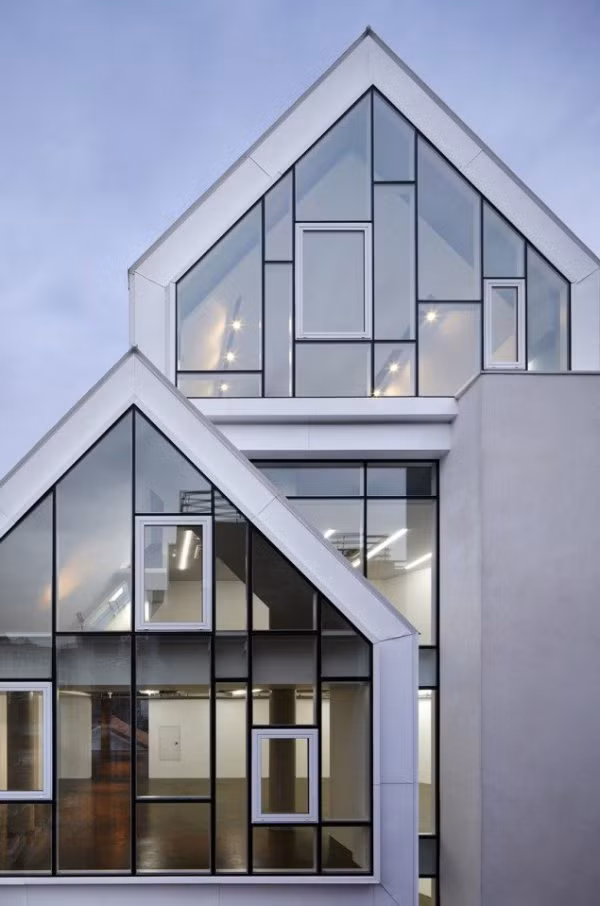 Ngôi nhà được thiết kế phần lớn bằng kính, mang lại vẻ trẻ trung mà vẫn sang trọng, đẳng cấp.