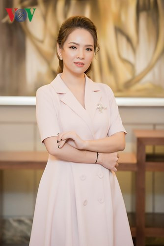 Cô diện một chiếc váy dạ xoè bồng màu hồng khoe vẻ nữ tính.