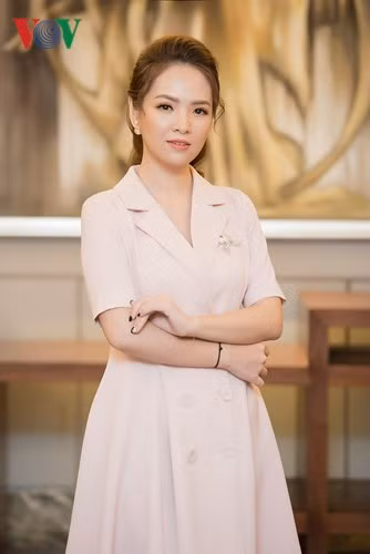 Cô diện một chiếc váy dạ xoè bồng màu hồng khoe vẻ nữ tính.