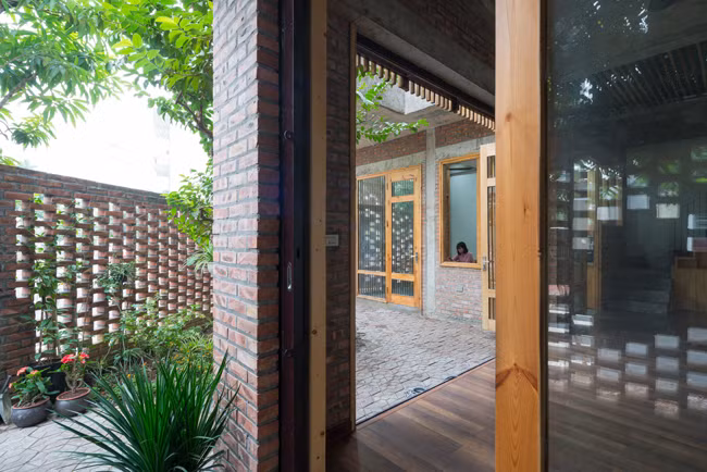 Thiết kế cửa sổ và cửa chính đều rộng tạo sự thông thoáng nhất định. Phòng khách và bếp được bố trí ở tầng 1.