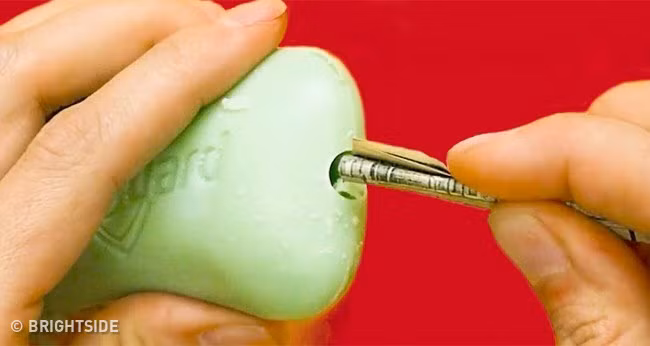 1. Giữ tất cả tiền ở một chỗ Mang tiền theo người là điều rất tốt, nhưng du khách nên cất thêm tiền tại một số địa điểm bí mật. Bạn có thể khoan lỗ trên bánh xà phòng và giấu tiền trong đó hay cất tiền trong giày và bàn chải tóc.