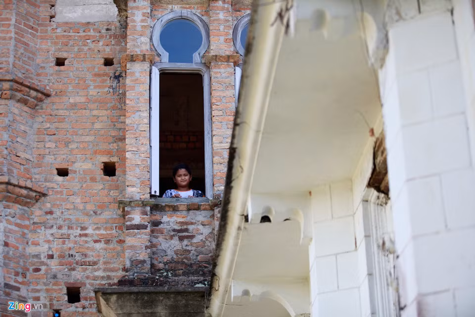 Toàn bộ cửa sổ đều được thiết kế giống nhau, mô phỏng theo hình dáng của lâu đài.