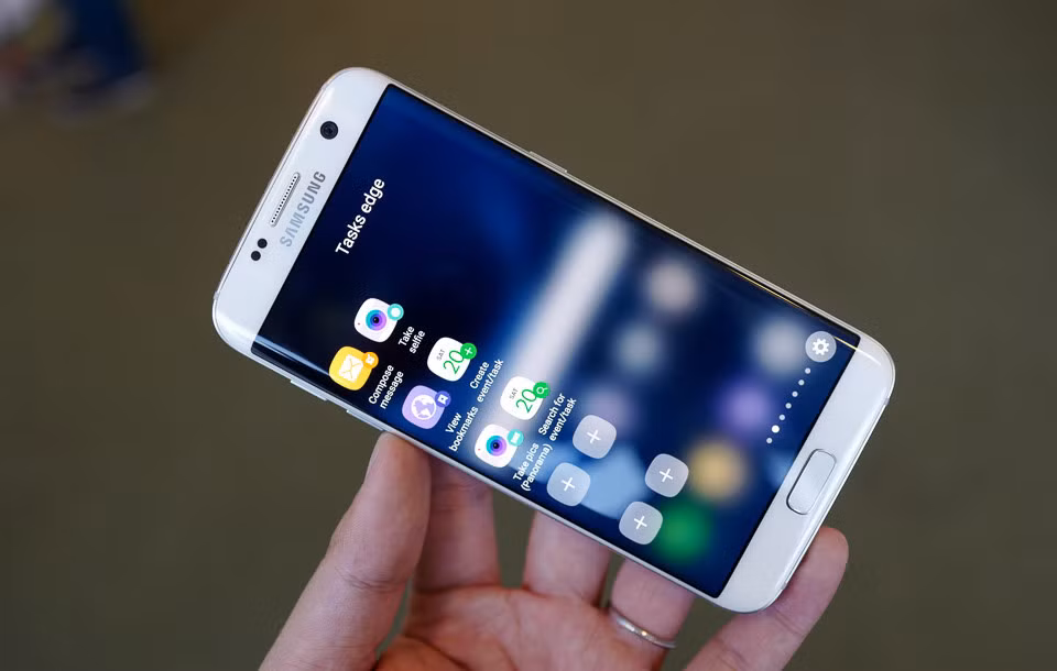 Samsung Galaxy S7 Edge (7,39 triệu đồng, xách tay): S7 Edge có bộ khung viền kim loại nguyên khối cùng 2 mặt kính cường lực chống trầy xước. Máy còn có khả năng chống nước và bụi bẩn theo chuẩn IP68. Camera của S7 Edge được tích hợp công nghệ DualPixel cho ảnh chụp thiếu sáng tốt.