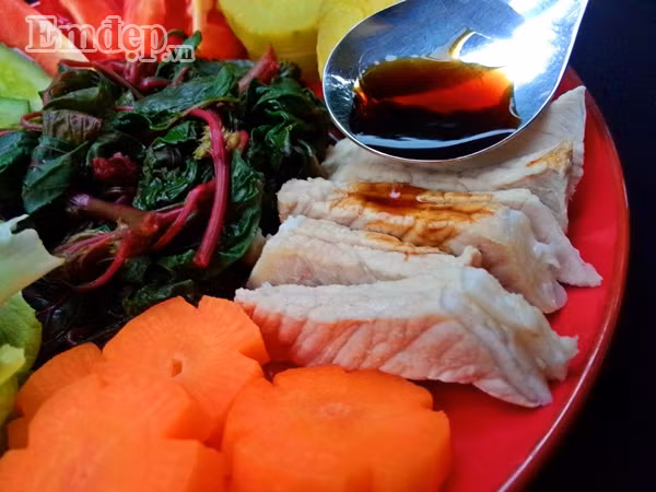 Đây là món ăn thanh mát có lợi cho sức khỏe, nếu các bạn thích món ăn đậm đà hơn có thể ăn cùng với xì dầu! Các bạn hãy làm món salad thanh đạm này cho gia đình mình nhé! Chúc các bạn ngon miệng!