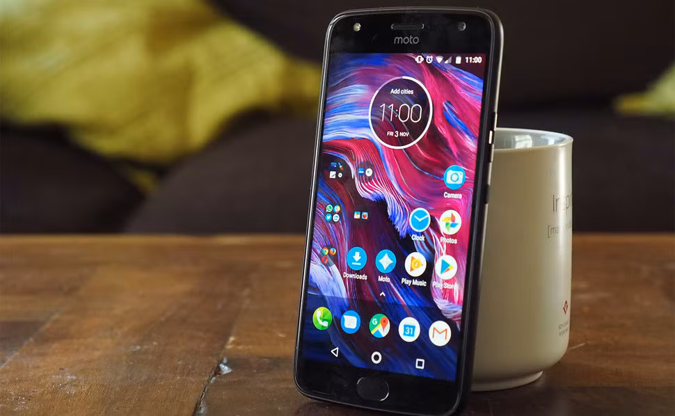 Motorola Moto X4 (9,99 triệu đồng): X4 sở hữu khung nhôm nguyên khối và mặt trước làm bằng kính cường lực Gorilla Glass 3 cùng khả năng kháng nước, bụi bẩn theo chuẩn IP68. Máy sở hữu chip Snapdragon 630 8 nhân cùng RAM 4 GB và bộ nhớ trong 64 GB. Camera là điểm nổi bật của máy với sự kết hợp 2 ống kính 12 MP f/2.0 và 8 MP góc rộng 120 độ cho ảnh chụp và khả năng xóa phông tốt.