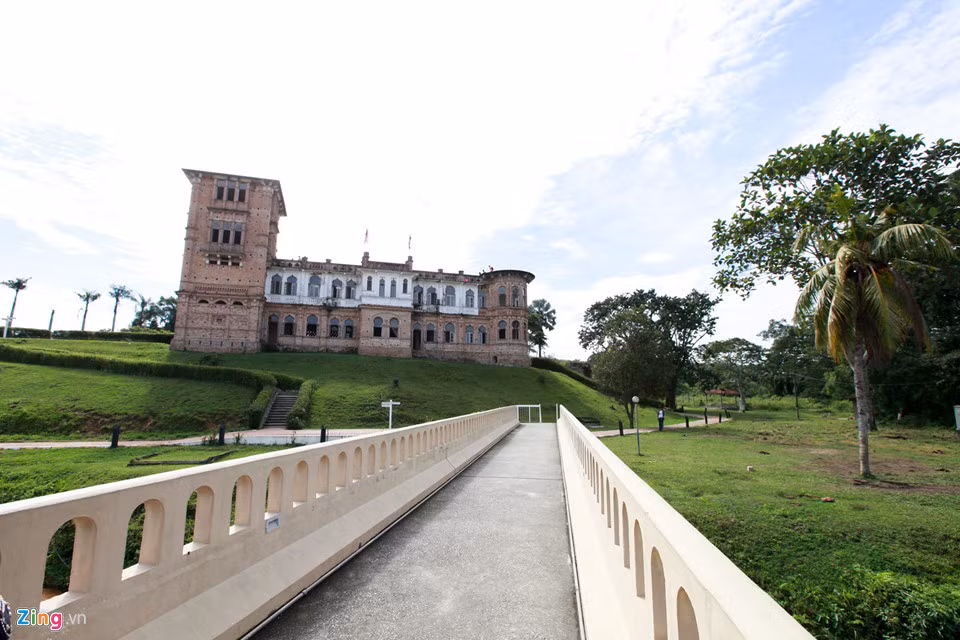  Lâu đài Kellie (Kellie's Castle, hay còn được gọi là Kellie's Folly) được Kellie William Smith, ông chủ quản lý đồn điền người Scotland xây dựng vào năm 1915. Ngày nay, Kellie’s Castle thuộc bang Perak, Malaysia, cách thành phố Ipoh khoảng 20 phút đi xe. Lâu đài của Smith được xây dựng trên một ngọn đồi cao, lối đi chính là cây cầu bắc ngang con suối nhỏ. Kellie's Castle là tổng hoà của kiến trúc Hy Lạp-La Mã, Ma-rốc và Ấn Độ. Toàn bộ vật liệu xây dựng đều được vận chuyển từ Ấn Độ.