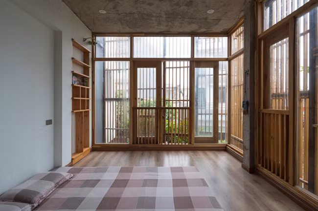 Ngôi nhà có tổng cộng 3 tầng nhưng thiết kế sole, không đối xứng khiến nó trở nên vô cùng độc đáo.