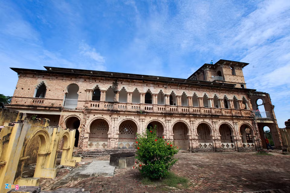 Sau khi bán lại cho chủ mới, lâu đài vẫn được giữ nguyên hiện trạng cho đến ngày nay. Một số tin đồn cho rằng giữa lâu đài và ngôi đền còn có một đường hầm nhưng không ai xác tín điều này.