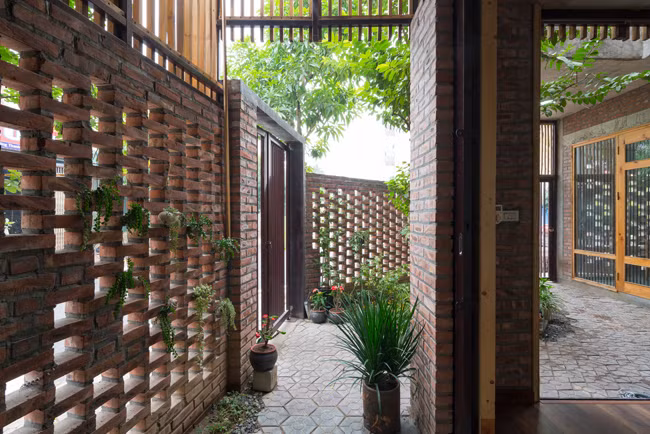 Gia chủ đã quyết định xây dựng diện tích tầng 1 chỉ 46m2, phần đất còn lại dành cho sân vườn. Kiến trúc mở thoáng đãng, đưa cây xanh vào công trình là ưu tiên số 1 khi xây dựng.