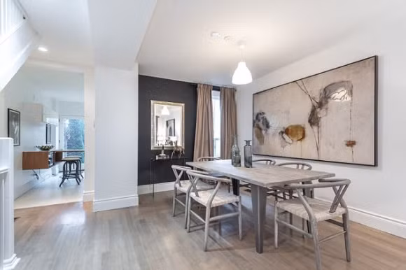 Đây cũng là nơi Hoàng tử Harry lui tới 2 lần mỗi tháng để gặp gỡ bạn gái Meghan trong thời gian họ yêu đương. Hiện tại căn nhà mà Meghan thuê tại Canada đang được rao bán với giá 1,3 triệu USD.