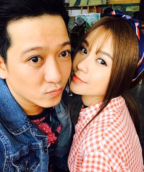 Thay vào đó, dân mạng lại phát hiện Sam dạo này thường xuyên đăng ảnh thân mật với Trường Giang lên trang Facebook cá nhân. Tên thật Nguyễn Hà My và sinh năm 1990, Sam là hot girl đình đám Sài thành.