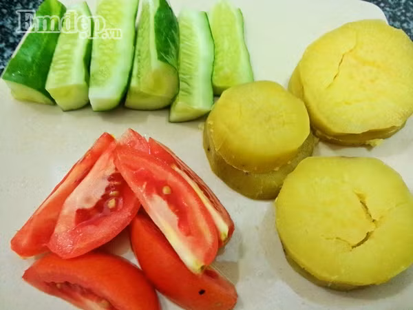 Bước 3: Dưa leo rửa sạch thái thanh dài, cà chua rửa sạch thái múi cau, khoai lang sau khi hấp chín thái khoanh tròn.