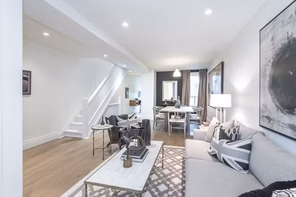 Nhà có tông màu trắng sang trọng, đầy đủ tiện nghi và được bài trí rất nghệ thuật.