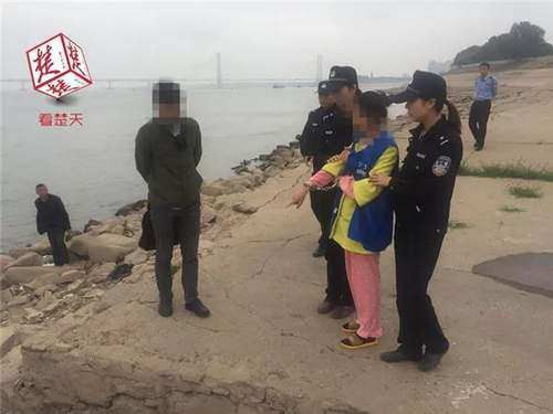 Cảnh sát cùng chị Tạ đến bờ sông nơi diễn ra vụ án để điều tra.