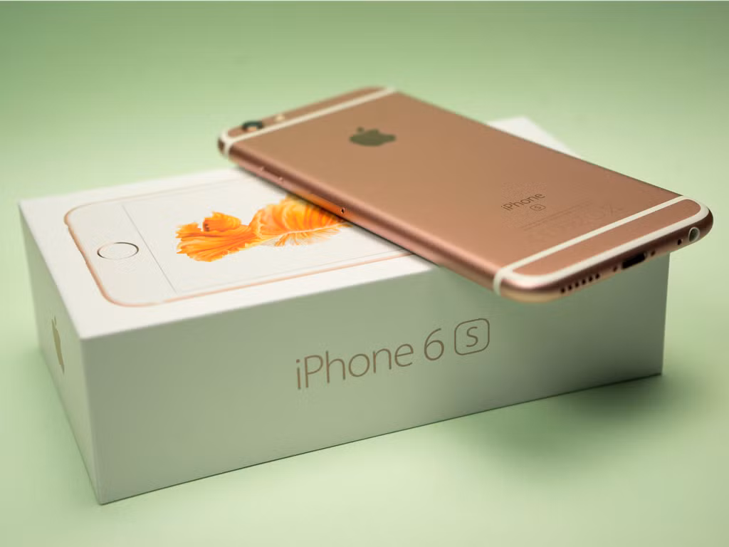 iPhone 6S Plus (9,04 triệu đồng - xách tay): Những mẫu iPhone 6s xách tay có giá khá hấp dẫn. iPhone 6S Plus sở hữu màn hình 5,5 inch cùng chip Apple A9 với RAM 2 GB cho hiệu năng ổn định. Nếu thêm khoảng 2-3 triệu đồng, người dùng có thể sở hữu mẫu iPhone 7 với nhiều nâng cấp về phần cứng hơn.