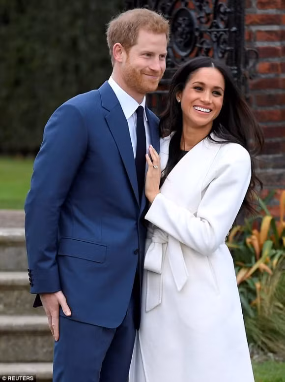Meghan Markle vừa đính hôn với Hoàng tử Harry sau 1 năm hẹn hò và dự kiến 2 người sẽ làm đám cưới vào mùa xuân năm 2018. 