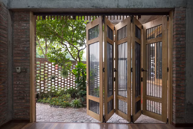 Cửa chính là dạng cửa xếp, mở theo chiều ngang.