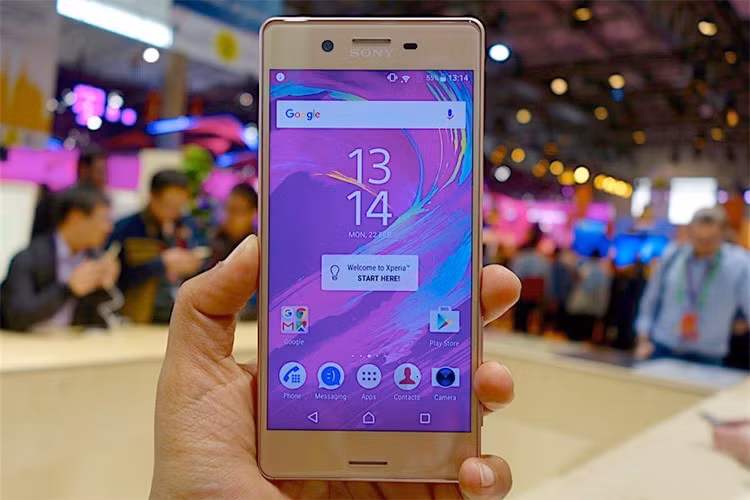 Sony Xperia X (7,49 triệu đồng): Xperia X có thiết kế theo phong cách đối xứng quen thuộc của dòng Z cùng cảm giác nhỏ gọn với màn hình 5 inch. Camera sau và trước của Xperia X có độ phân giải lần lượt là 23 MP, 13 MP. Ngoài ra, chip Snapdragon 650 6 nhân cùng RAM 3 GB mang lại hiệu năng ổn định. Sony trang bị cho màn hình của Xperia X các công nghệ XReality, Triluminos... mang lại chất lượng hiển thị tốt.