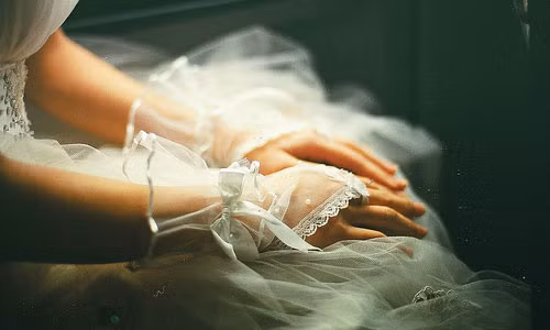 Chet lang voi mon qua nguoi cu cua chong gui trong ngay cuoi