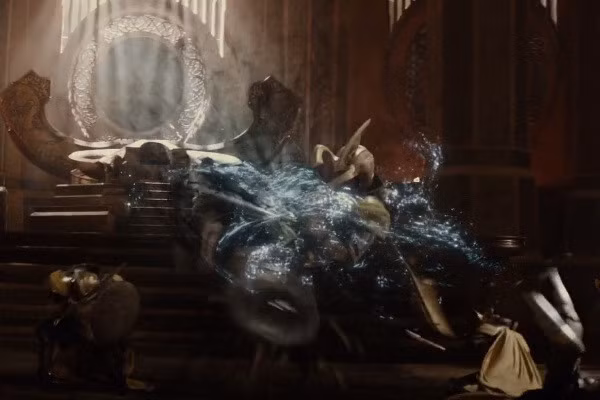 7. Lựu đạn "Hố đen": Xuất hiện trong Thor: The Dark World, lựu đạn "Hố đen" là vũ khí của chủng tộc Hắc tiên (Dark Elves). Khi phát nổ, lựu đạn này tạo ra một hố đen vũ trụ mini, hút sạch mọi thứ trong phạm vi gần, đủ sức xóa sổ bất kì ai trong tích tắc.