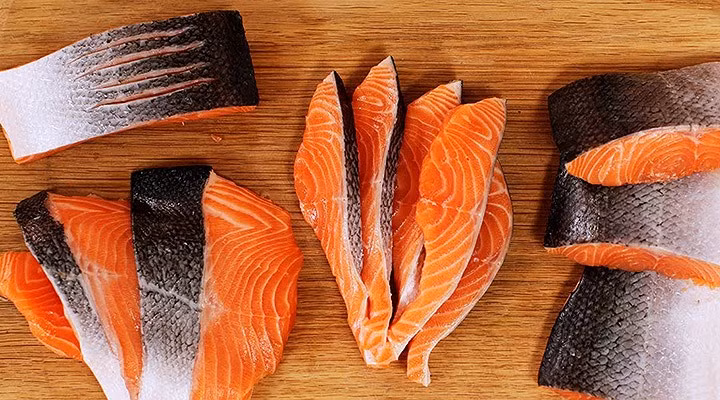 Cá hồi: Cách tốt nhất để bổ sung omega-3 trong chế độ ăn uống của bạn là thông qua cá hồi. Rất nhiều nghiên cứu đã cho thấy những người thiếu omega 3 và omega 6 dễ bị lo lắng và trầm cảm hơn những người có lượng axit béo bình thường trong cơ thể. Cá hồi giàu axit béo Omega 3 giúp nâng cao tâm trạng và giữ cho não khỏe mạnh trong một thời gian dài.