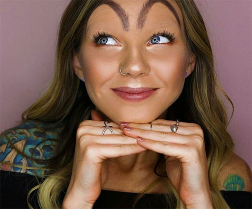 Một bộ lông mày nhấp nhô hơn trái núi.