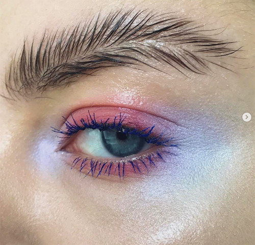 Kiểu lông mày 2 hàng này đang là mốt của năm nay.